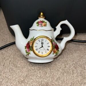 ROYAL ALBERT OLD COUNTY ROSE
TEAPOT CLOCK